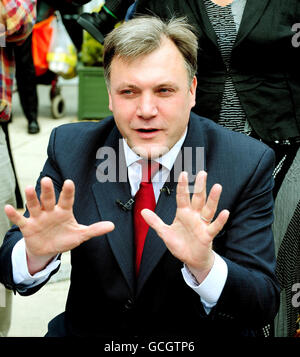 L'ex segretario per bambini ed Balls durante una visita al St George's Center, Netherfield, Nottinghamshire, mentre inizia la sua campagna per diventare il prossimo leader del partito. Foto Stock