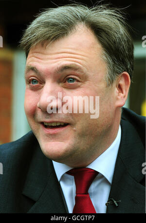 L'ex segretario per bambini ed Balls durante una visita al St George's Center, Netherfield, Nottinghamshire, mentre inizia la sua campagna per diventare il prossimo leader del partito. Foto Stock