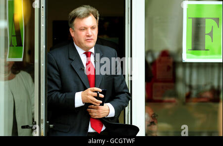 L'ex segretario per bambini ed Balls durante una visita al St George's Center, Netherfield, nel Nottinghamshire, dove ha incontrato i sostenitori laburisti mentre inizia la sua campagna per diventare il prossimo leader del partito. Foto Stock