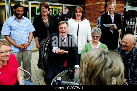 L'ex segretario per bambini ed Balls (centro centrale) incontra i sostenitori del partito laburista al St George's Center, Netherfield, Nottinghamshire, mentre inizia la sua campagna per diventare il prossimo leader del partito. Foto Stock