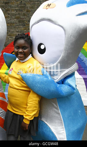 Il lancio delle mascotte olimpiche e paraolimpiche di Londra 2012 - nella foto del Mandeville del Paralympian - con i bambini della scuola elementare St Paul's Whitechapel Church of England a Tower Hamlets, a est di Londra. Foto Stock