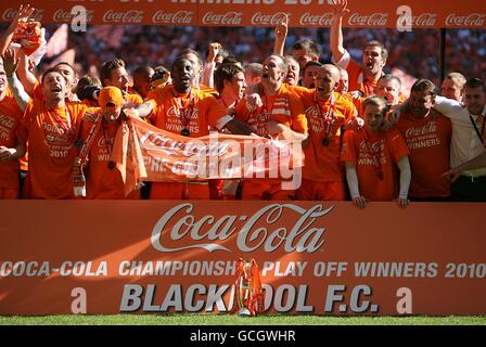 Calcio - Coca-Cola Football League Championship - Gioca alla finale - Blackpool v Cardiff City - Wembley Stadium. Il team Blackpool festeggia la loro promozione Foto Stock