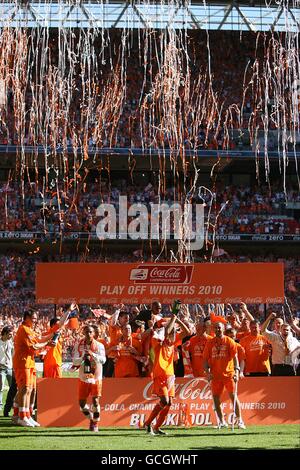 Calcio - Coca-Cola Football League Championship - Gioca alla finale - Blackpool v Cardiff City - Wembley Stadium. Il team Blackpool festeggia la loro promozione Foto Stock