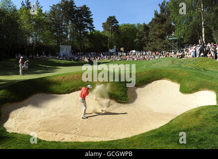 L'irlandese Padraig Harrington gioca fuori dal bunker sulla 12esima buca durante il BMW PGA Championship al Wentworth Golf Club, Surrey. Foto Stock