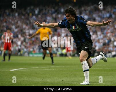 Calcio - UEFA Champions League - finale - Bayern Munich / Inter Milan - Santiago Bernabeu. Alberto Diego Milito di Inter Milan festeggia il primo gol del gioco ai suoi lati Foto Stock