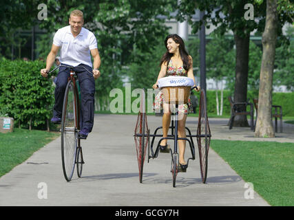 Chris Hoy, medaglia d'oro alle Olimpiadi, si è Unito a Kelly Brook presso il Potter's Fields di Londra per lanciare Sky Ride 2010 - eventi ciclistici gratuiti per famiglie e partecipazione di massa, che si sono svolti in 10 città in tutto il Regno Unito questa estate. Foto Stock