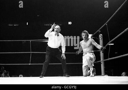 L'arbitro Harry Gibbs dà a Joe Bugner un conteggio di nove, nel decimo giro della sua lotta di 12 round con l'ex campione del mondo dei pesi massimi Joe Frazier. Bugner ha perso i punti. Foto Stock