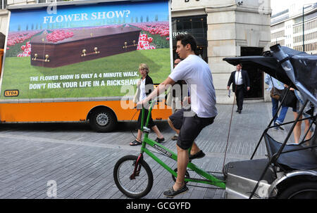 Una protesta della London Taxi Drivers' Association per i ciclisti in risciò fuori dal RHS Chelsea Flower Show. Foto Stock