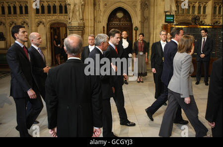 Il vice primo ministro Nick Clegg cammina con l'ex segretario alla giustizia Jack Straw dietro il primo ministro David Cameron e il vice leader del partito laburista Harriet Harman, attraverso la lobby Members Commons della Camera dei Comuni a Westminster, nel centro di Londra, dopo l'apertura di Stato del Parlamento. Foto Stock