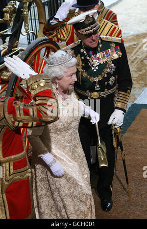 La Regina Elisabetta II della Gran Bretagna accompagnata dal Principe Filippo partecipa all'apertura di Stato del Parlamento, nella Camera del Signore al Palazzo di Westminster, Londra. Foto Stock