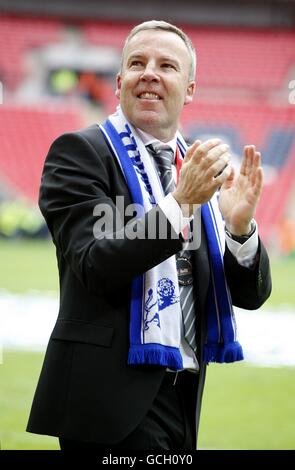 Calcio - Coca-Cola Football League 1 - Gioca fuori - finale - Millwall / Swindon Town - Stadio di Wembley. Il manager di Millwall Kenny Jackett festeggia dopo il fischio finale Foto Stock