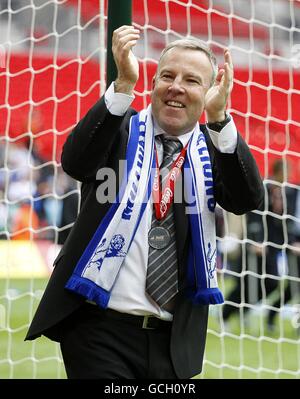 Calcio - Coca-Cola Football League 1 - Gioca fuori - finale - Millwall / Swindon Town - Stadio di Wembley. Il manager di Millwall Kenny Jackett applaude i fan dopo il fischio finale Foto Stock