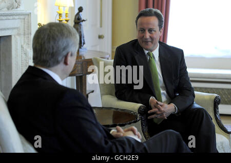 Il primo ministro britannico David Cameron parla con il suo omologo canadese Stephen Harper all'interno di 10 Downing Street, Londra.