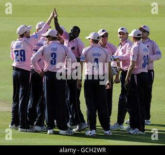 Middlesex Panthers festeggia come Sussex Sharks Chris Nash viene licenziato per 2 corse durante la partita T20 di Friends Provident al Lord's Cricket Ground, Londra. Foto Stock