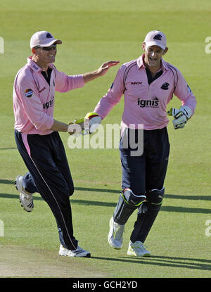 Adam Gilchrist, il wicketkeeper di Middlesex Panthers, prende una presa per respingere gli squali Sussex Chris Nash per 2 corse durante la partita T20 di Friends Provident al Lord's Cricket Ground, Londra. Foto Stock