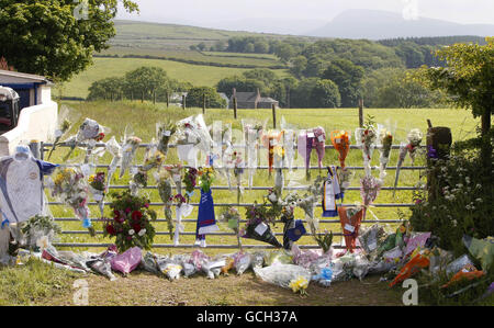 Tiro in Cumbria. I tributi floreali sono partiti alla scena in Gosforth dove Garry Purdham è stato ucciso in Cumbria da Derrick Bird . Foto Stock