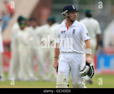 Cricket - Npower secondo Test - Day Two - Inghilterra / Bangladesh - Old Trafford. Ian Bell d'Inghilterra si spicchi dopo essere uscito per il 128 Foto Stock