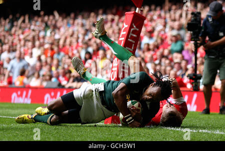 Odwa Ndungane del Sud Africa segna il loro primo tentativo durante l'International friendly al Millennium Stadium di Cardiff. Foto Stock