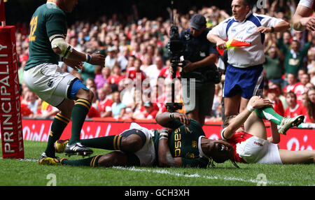 Odwa Ndungane è ferito nel processo di segnare il primo tentativo del Sud Africa durante l'International friendly al Millennium Stadium, Cardiff. Foto Stock