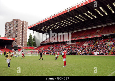 Vista generale dell'azione durante il torneo di calcio Soccer Six al Charlton Athletic's Ground, The Valley. Foto Stock