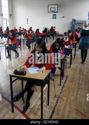 Studenti seduti esami. Gli studenti si siedono al loro esame di Junior Certificate English al Dominican College Sion Hill di Blackrock a Dublino. Foto Stock