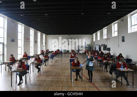 Gli studenti che affrontano gli esami Foto Stock