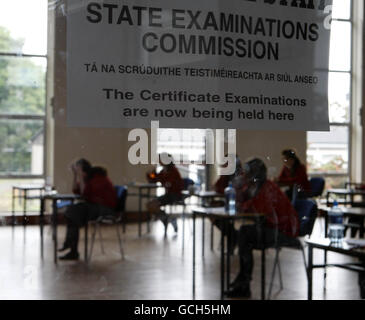 Studenti seduti esami. Gli studenti si siedono al loro esame di Junior Certificate English al Dominican College Sion Hill di Blackrock a Dublino. Foto Stock