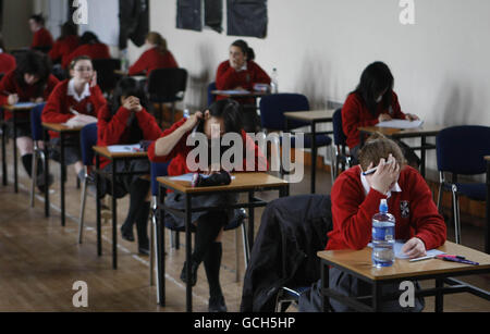 Gli studenti che affrontano gli esami Foto Stock