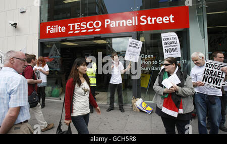 I membri del movimento anti-guerra irlandese picket Tesco a Dublino questo pomeriggio protestano contro il blocco di Gaza. Foto Stock