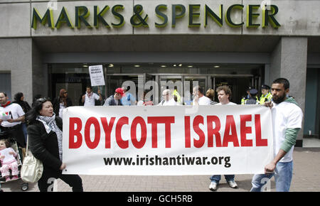 I membri del movimento anti-guerra irlandese picket Marks e Spencer si trovano a Dublino questo pomeriggio per protestare contro il blocco di Gaza. Foto Stock