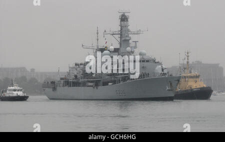 HMS Lancaster torna alla base navale di Portsmouth. Il clima inclemente costringeva un flypasse pianificato dall'unica battaglia aerea rimanente del bombardiere britannico Lancaster ad essere annullato. Foto Stock