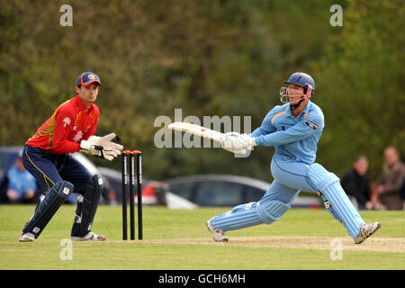 Cricket - Clydesdale Bank 40 - Gruppo B - Derbyshire / Essex - Highfield. James Foster (a sinistra) e Wayne Madsen (a destra) del Derbyshire. Foto Stock