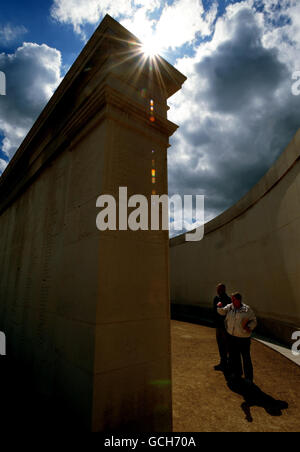 I visitatori del Memoriale delle forze Armate, del National Memorial Arboretum, Alrewas prima della cerimonia di dedizione la settimana prossima. Foto Stock