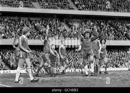 Queens Park Rangers Glenn Roeder alza il braccio in festa dopo aver segnato da un angolo di Gerry Francis. L'espressione sul volto del portiere del Chelsea Petar Borota riassume i suoi sentimenti Foto Stock