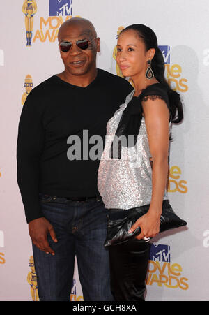 Mike Tyson e partner arrivano per i MTV Movie Awards 2010, Universal Studios, Los Angeles. PREMERE ASSOCIAZIONE foto. Data foto: Domenica 6 giugno 2010. Il credito fotografico dovrebbe essere: Filo PA Foto Stock
