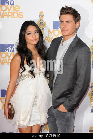 2010 MTV Movie Awards - Arrivi - California. Zac Efron e Vanessa Hudgens arrivano per gli MTV Movie Awards 2010, Universal Studios, Los Angeles. Foto Stock