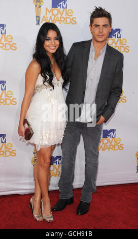 2010 MTV Movie Awards - Arrivi - California. Zac Efron e Vanessa Hudgens arrivano per gli MTV Movie Awards 2010, Universal Studios, Los Angeles. Foto Stock