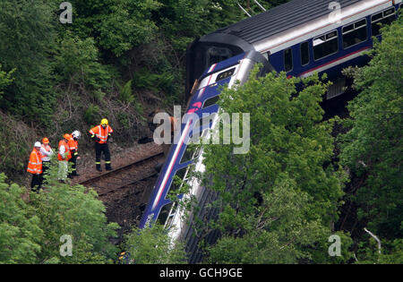 Gli ingegneri ispezionano il treno deragliato vicino alla centrale elettrica Falls of Cruachan, da Loch awe ad Argyll. Foto Stock