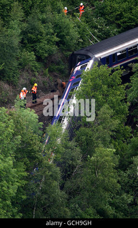 Gli ingegneri ispezionano il treno deragliato vicino alla centrale elettrica Falls of Cruachan, da Loch awe ad Argyll. Foto Stock