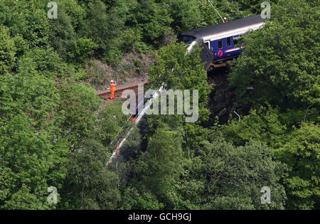 Deragliamento dei treni scozzesi. Gli ingegneri ispezionano il treno deragliato vicino alla centrale elettrica delle Cascate di Cruachan, da Loch awe ad Argyll. Foto Stock