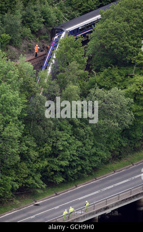 Gli ingegneri ispezionano il treno deragliato vicino alla centrale elettrica Falls of Cruachan, da Loch awe ad Argyll. Foto Stock