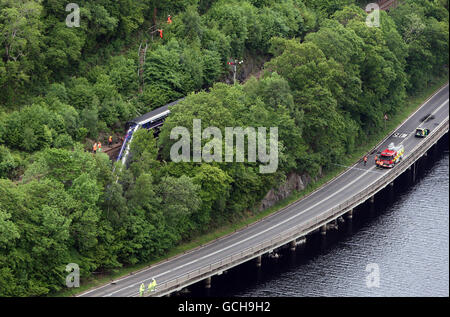 Gli ingegneri ispezionano il treno deragliato vicino alla centrale elettrica Falls of Cruachan, da Loch awe ad Argyll. Foto Stock