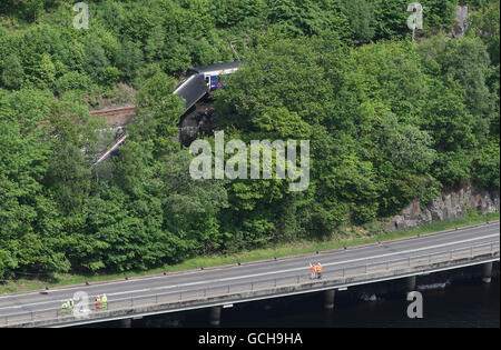 Deragliamento dei treni scozzesi. Gli ingegneri ispezionano il treno deragliato vicino alla centrale elettrica delle Cascate di Cruachan, da Loch awe ad Argyll. Foto Stock