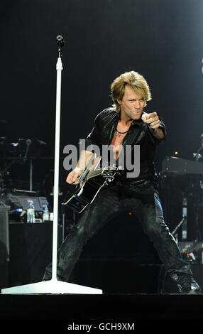 Jon Bon Jovi di Bon Jovi durante l'esibizione del gruppo all'O2 Arena di Londra. Foto Stock