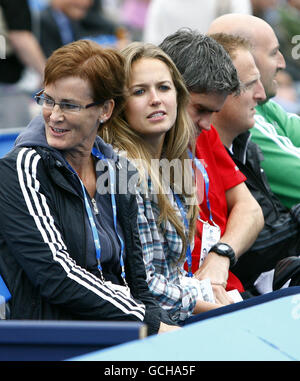 Tennis - Campionati AEGON 2010 - cinque giorni - il Club della Regina. Kim Sears e Andy Murrays madre Judy (a sinistra) durante i Campionati AEGON al Queen's Club di Londra. Foto Stock