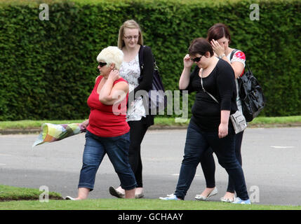 La gente arriva al Brooksby Melton College di Brooksby, Leicestershire, per lasciare tributi floreali in memoria di tre studenti britannici, che hanno frequentato il college di Leicestershire, che sono stati uccisi in un incidente di autobus in Sud Africa. Foto Stock