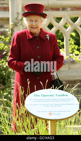 La Regina Elisabetta II della Gran Bretagna, visita i giardini del Capel Manor College, a Enfield, Middlesex, dove ha aperto la Regina Elisabetta, la Regina Madre Centenario Giardino e ha incontrato il personale e gli studenti. Foto Stock