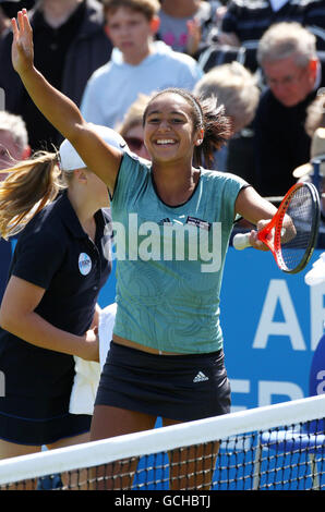 Tennis - AEGON International - giorno tre - Devonshire Park. Heather Watson della Gran Bretagna celebra la vittoria su Aleksandra Wozniak durante l'AEGON International al Devonshire Park, Eastbourne. Foto Stock