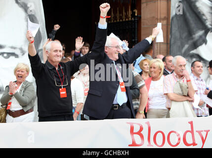 John Kelly (a destra), fratello di Michael Kelly, celebra dopo aver letto una copia dell'attesissimo rapporto dell'inchiesta Saville nella domenica di Bloody, fuori dalla Guildhall di Londonderry. Foto Stock