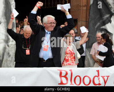 John Kelly (centro), fratello di Michael Kelly, celebra dopo aver letto una copia dell'attesissimo rapporto di inchiesta Saville nella domenica di Bloody, fuori dalla Guildhall di Londonderry. Foto Stock